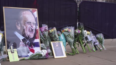 Primer-Plano-Del-Palacio-De-Buckingham-De-Tributos,-Flores,-Notas-Y-Pinturas-Dejadas-Por-Los-Dolientes-Para-Conmemorar-La-Muerte-Del-Príncipe-Felipe,-Duque-De-Edimburgo,-Sábado-10-De-Abril-De-2021---Londres,-Reino-Unido