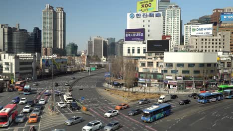 Blick-Von-Oben-Auf-Die-Belebte-Straßenkreuzung-Der-Stadt-Seoul-In-Der-Innenstadt-Mit-Vielen-Vorbeifahrenden-Autos-Und-Bussen