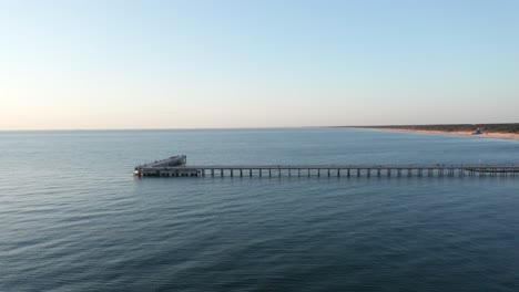 Luftaufnahme:-Palanga-Pier-Mit-Dünensandstrand-Und-Wunderschönem-Blauen-Himmel-Im-Hintergrund