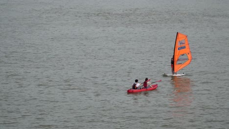 Kajakfahren-Und-Windsurfen-Am-Han-Fluss-In-Der-Stadt-Seoul,-Südkorea