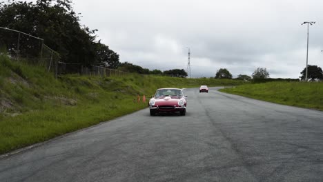 Coche-Antiguo-Rojo-En-La-Carretera-I-pace