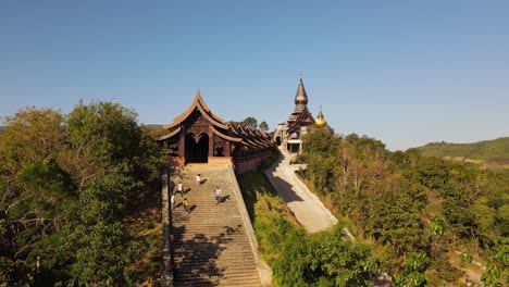 Imágenes-Aéreas-De-Personas-Subiendo-Y-Bajando-Las-Escaleras-Del-Famoso-Wat-Somdet-Phu-Ruea,-Ming-Mueang,-Loei-En-Tailandia