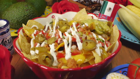 Nachos-Emperador-Presentados-En-Un-Bol-Rojo