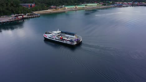 Ferry-Boat-Sailing-Towards-The-Port-Of-Liloan-In-Southern-Leyte,-Philippines