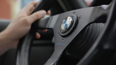 Manos-En-Un-Volante-Personalizado-Negro-Simple-Con-El-Logotipo-De-Bmw