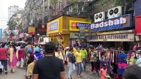 Menschen-Beeilen-Sich,-Neue-Kleidung-Für-Das-Durga-Puja-Festival-In-Kalkutta-Zu-Kaufen