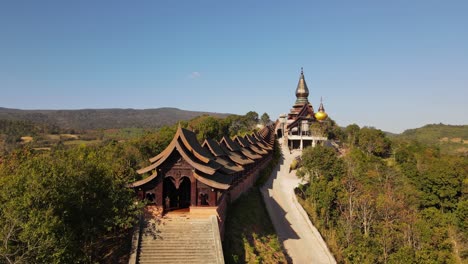 Un-Hombre-Que-Entra-Y-Sale-De-La-Puerta-Del-Templo-De-Wat-Somdet-Phu-Ruea,-Ming-Mueang,-Loei-En-Tailandia