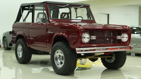 Parte-Delantera-Clásica-Ford-Bronco-Vintage-Rojo,-Vehículo-De-Recogida-Antiguo