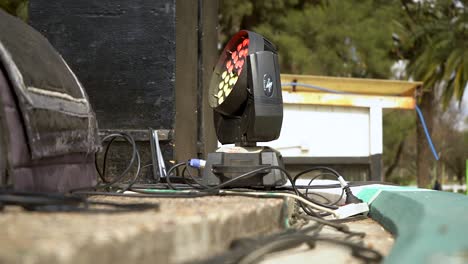 Mehrfarbiges-LED-Bühnenlicht-Auf-Dem-Boden-Während-Einer-Musikshow-Im-Park