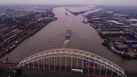 Luftaufnahme-über-Brug-Over-De-Noord-Mit-Darunter-Vorbeifahrendem-Maas-Frachtschiff