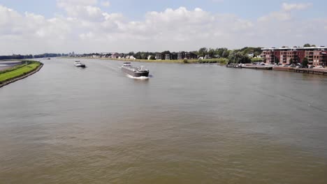 Luftaufnahme-über-Dem-Fluss-Noord-Mit-Binnentankern,-Die-In-Alblasserdam-Durch-Ihn-Fahren