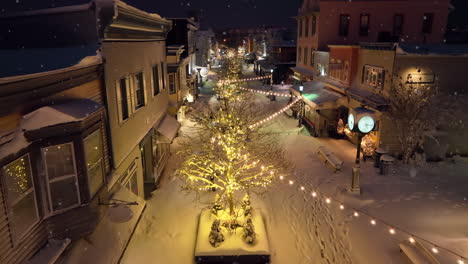 Storefronts-at-outdoor-shopping-mall-in-winter