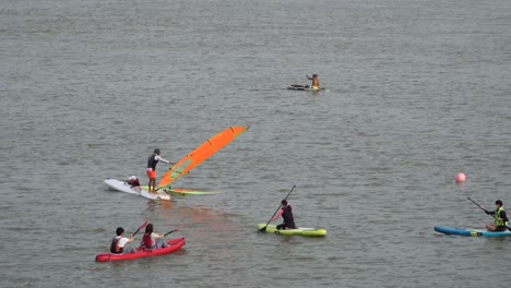 Lugareños-Y-Turistas-En-El-Río-Han-Disfrutando-Del-Tiempo-Libre,-Kayak-Y-Windsurf-En-Seúl,-Corea-Del-Sur