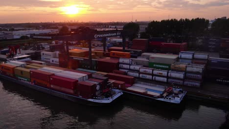 Atardecer-Amarillo-Anaranjado-Sobre-La-Instalación-De-Transferencia-De-Contenedores-De-Carga-En-Ridderkerk