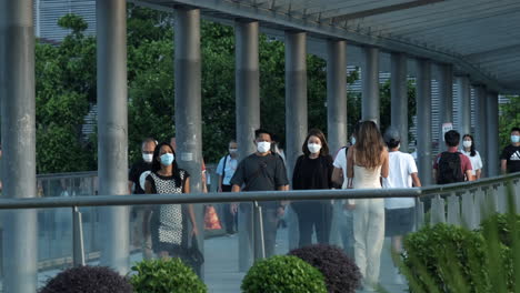 Multitud-De-Personas-Con-Mascarilla-Médica