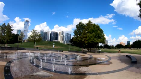 Eine-Sanfte,-Gleichmäßige-Pfanne-Vom-Liz-Carpenter-Splash-Pad-Im-Butler-Park-Und-Der-Skyline-Von-Austin-Im