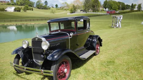 Ford-Modelo-A-De-1930-En-Un-Césped