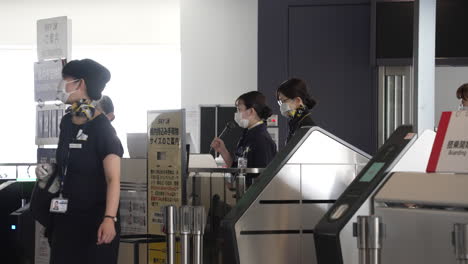 Azafatas-Con-Uniformes-Y-Máscaras-En-El-Aeropuerto-De-Haneda-En-Tokio