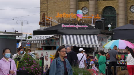 Nueva-Normalidad,-Toma-De-Mano-Que-Captura-A-La-Gente-Que-Pasa-Por-El-Popular-Puesto-De-Comida-Sueco-De-Donuts-De-Jafari-En-La-Plaza-Central-De-Gotemburgo,-Suecia,-Durante-El-Día