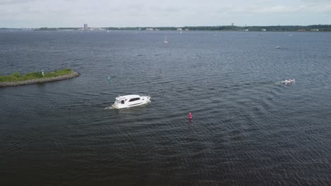 Luftaufnahme-Einer-Kleinen-Yacht,-Die-Den-Hafen-Verlässt-Und-Auf-Den-See-Segelt