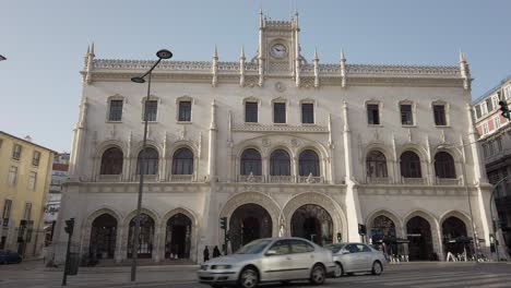 Estación-De-Tren-De-Rossio-Con-Tráfico-Pasando-En-Lisboa