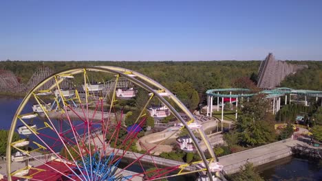 Aufsteigende-Luftaufnahmen-Von-Riesenrad,-Achterbahnen-Und-See-In-Michigan