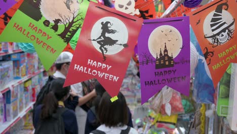 Se-Ve-A-Los-Clientes-Buscando-Disfraces-Y-Adornos-Temáticos-De-Halloween-En-Una-Tienda-Días-Antes-De-Halloween-En-Hong-Kong