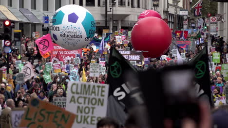 Miles-De-Personas-Marchan-Por-La-Capital-En-El-Día-Mundial-Por-La-Justicia-Climática-Mientras-Se-Celebra-La-Cumbre-Cop-26-En-Glasgow