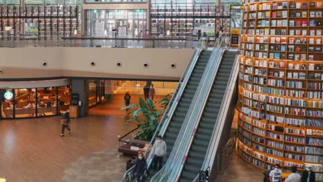 Korean-people-in-Starfield-Library