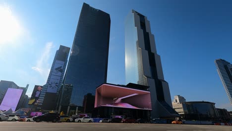 Smtown-Coex-Artium-Con-La-Pantalla-De-Vallas-Publicitarias-Digitales-LED-Curvas-Más-Grande-Para-Exteriores,-Torre-De-Comercio-Y-Rascacielos-Parnas,-Corea-Del-Sur