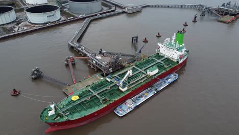 Silberner-Rotterdamer-Öl-Petrochemie-Transporttanker,-Der-Am-Tranmere-Terminal-In-Liverpool-Geladen-Wird.-Luftaufnahme-Aus-Der-Vogelperspektive,-Rotierende-Ansicht-Von-Oben-Nach-Links