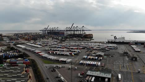 Im-Hafen-Von-Felixstowe,-Suffolk,-Großbritannien,-Sind-Frachtcontainer-Gestapelt