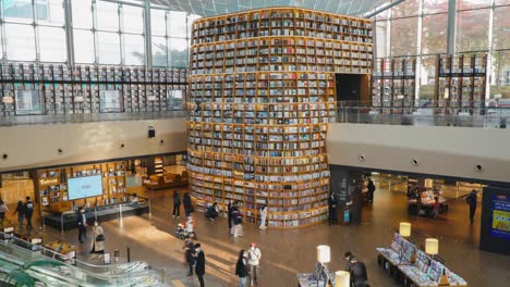 Personas-Que-Visitan-La-Biblioteca-Starfield-En-El-Centro-Comercial-Coex-En-El-Distrito-De-Gangnam,-Ciudad-De-Seúl,-Corea---Lapso-De-Tiempo-Estático