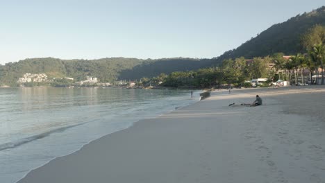 Playa-De-Patong-Con-Muchas-Personas-Relajándose-En-La-Playa-Durante-El-Brote-De-Covid19-Omicron-En-Phuket