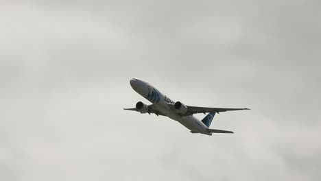 Verkehrsflugzeug-Im-Flug,-Das-Tagsüber-Durch-Grauen,-Bewölkten-Himmel-Klettert