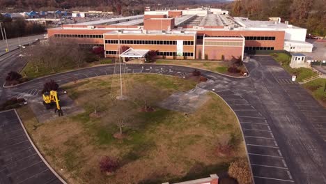 Vordereingang-Der-Fertigungsbetriebe-Von-Komatsu-Chattanooga,-Tennessee-–-Drohnen-Ariel-Schuss-Steigt-Auf