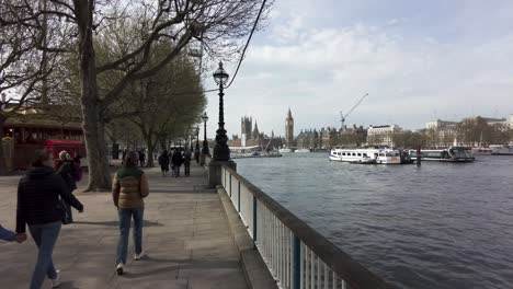 Menschen,-Die-Am-12.-April-2022-Am-Spring-London-South-Bank-Queens-Walk-Entlang-Spazieren