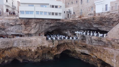 Cueva-Palazzese-En-Polignano-A-Mare,-Bari,-Italia