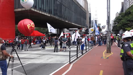 Sao-Paulo,-Brasil,-Protesta-De-Conciencia-Negra,-Gente-Con-Banderas-En-La-Avenida-Paulista-Frente-Al-Edificio-Masp-Y-Escuadrón-De-Policía,-Cámara-Lenta,-Vista-Amplia