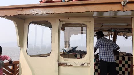 Bootsfahrt-Vom-Gateway-Of-India-Zu-Den-Elephanta-Höhlen-Mit-Dem-Fährkapitän-In-Mumbai