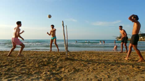 La-Gente-Real-Se-Divierte-Jugando-Al-Fútbol-En-La-Playa-De-Arena-En-Italia