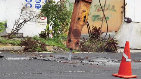 Bulldozer-De-Martillo-Hidráulico-Rompe-Asfalto-En-La-Ciudad-De-Panamá,-Panamá,-Cierre,-Excavación-De-Carreteras-Para-Reparar-O-Reemplazar-Tuberías-De-Agua