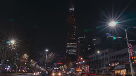 Alejar-El-Lapso-De-Tiempo-Desde-La-Torre-Lotte-World-Hasta-Las-Personas-Que-Suben-A-Los-Autobuses-En-La-Parada-De-Autobús-Por-La-Noche