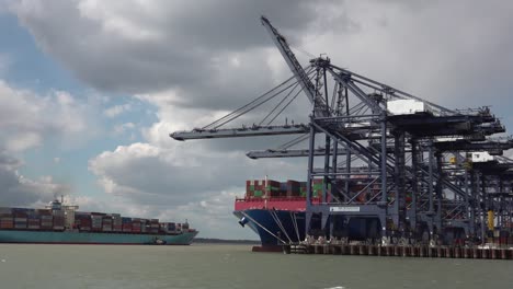 Shipping-container-ship-enters-the-Port-of-Felixstowe,-Suffolk,-UK