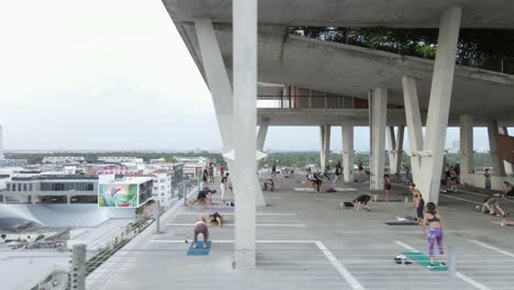 Antena:-Clase-De-Ejercicios-Tae-Bo-En-Estacionamiento-Sobre-Alton-Rd,-Miami