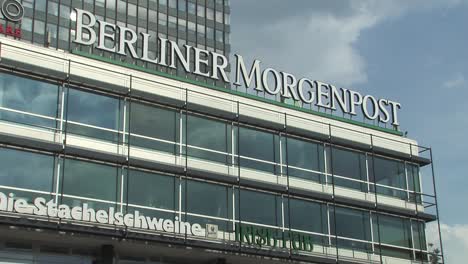 Berliner-Morgenpost-Firmar-Europacenter-En-Breitscheidplatz-En-Berlín,-Alemania