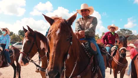 Jinetes-Jinetes-Preparándose-Para-La-Competencia-En-El-Festival-Del-Caballo-En-México