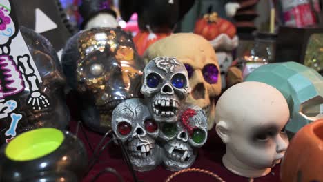 Adornos-Decorativos-Temáticos-De-Halloween,-Productos-De-Calaveras-Se-Venden-En-Una-Tienda-Días-Antes-De-Halloween-En-Hong-Kong