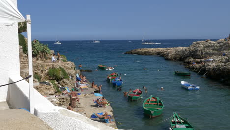 Angelegte-Boote-Und-Menschen-Genießen-Den-Sonnigen-Tag-In-Port-Alga