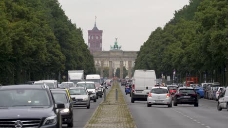 Toma-De-Establecimiento-Del-Tráfico-En-El-Centro-De-La-Ciudad-De-Berlín